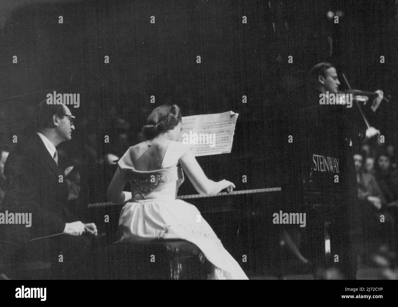 Menuhins all'Albert Hall -- Hephzibah Menuhin che accompagna suo fratello, il violinista di fama mondiale, Yehudi Menuhin all'Albert Hall la notte scorsa. ***** , Il violinista famoso in tutto il mondo, accompagnato al pianoforte dalla sorella Hephzibah, ha tenuto un concerto all'Albert Hall di Londra in una casa in camicia ieri sera. 1,4.47. 16 aprile 1947. Foto Stock