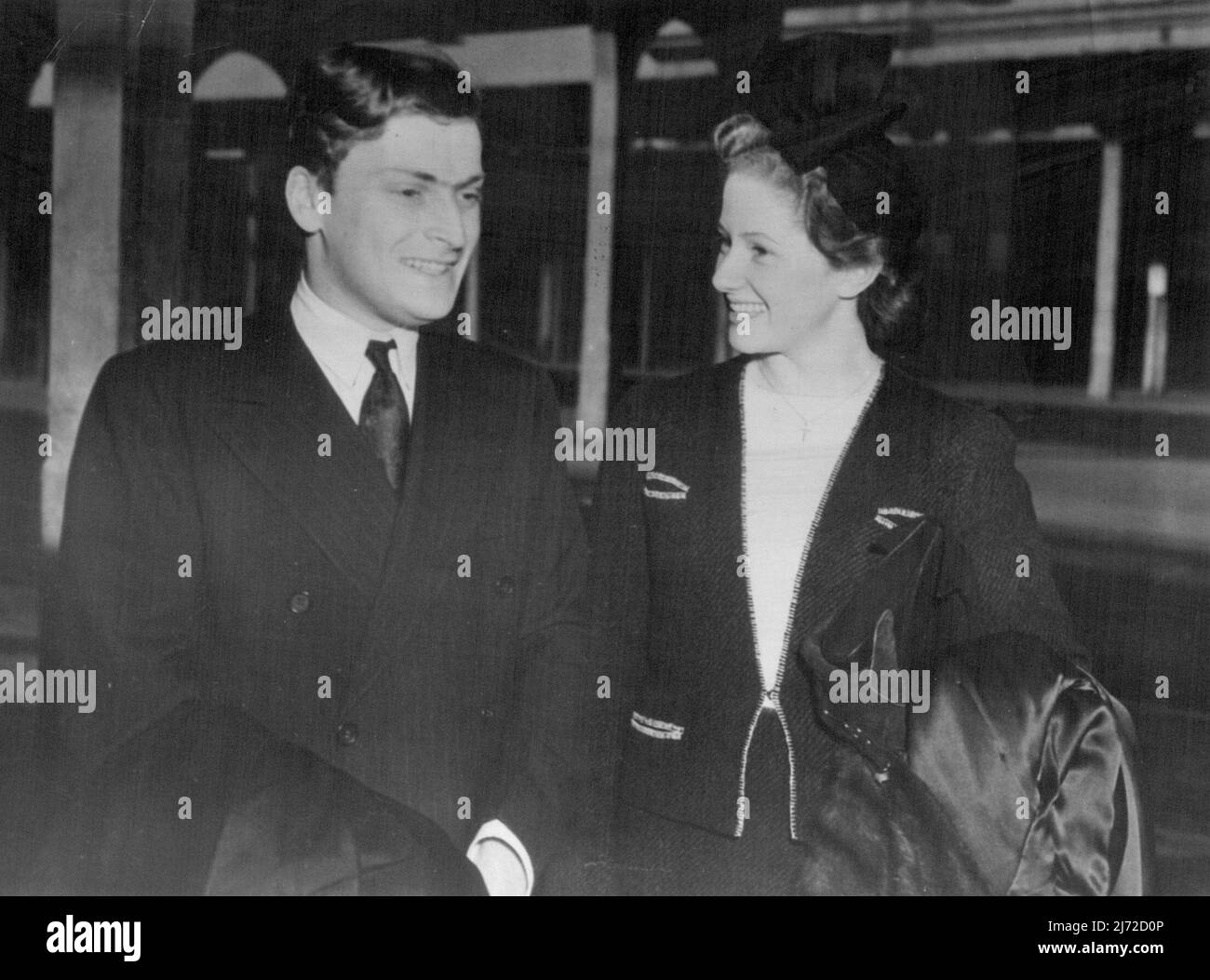 Menuhin pronto per il concerto nonostante union woes Los Angels - Despute della durata di quasi una settimana sono stati stabiliti qui novembre 3, almeno temporaneamente, per la comparsa di Yehudi Menuhin con l'orchestra filarmonica di Los Angeles. Il rifiuto dell'artista di 21 anni di unirsi alla American Guild of Musical Artists ha portato alla controversia. L'insediamento sembrava trovarsi nella decisione del musicista locale di non fare giustizia a persone che avevano acquistato i biglietti in anticipo. Questo mostra Yehudi Menuhin e la sua sposa come sono arrivati prima del concerto. Marzo 11, 1938. (Foto di ACME). Foto Stock