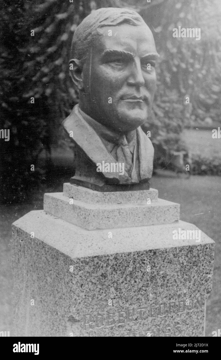Bronge busto di 'Robert Gordon Menzies' nei giardini botanici di Ballarat. Gennaio 04, 1944. Foto Stock Bronge busto di 'Robert Gordon Menzies' nei giardini botanici di Ballarat. Gennaio 04, 1944. Foto Stock
