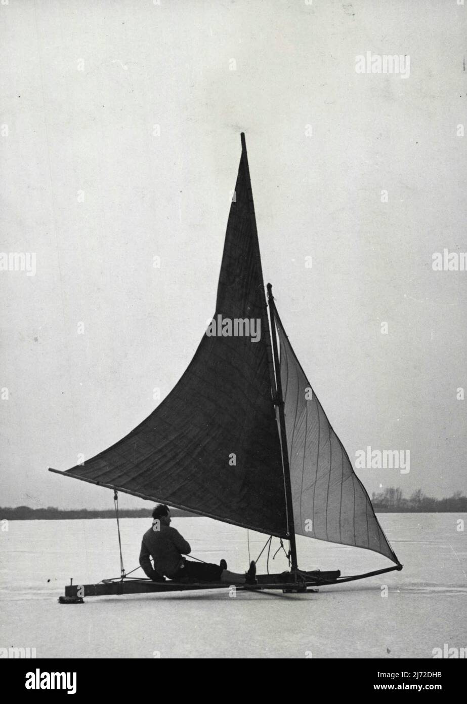 N'ICE Day for A Sail -- i Norfolk Broads possono essere congelati sopra, come ***** altre vie navigabili interne, ma la navigazione continua - sul ghiaccio. ***** Gli sport invernali di tutti i tipi sono andati su tutto il paese il sig. Bruce Walker ha salito sul suo yacht di ghiaccio e shized attraverso i Broads congelati. Febbraio 24, 1947. Foto Stock