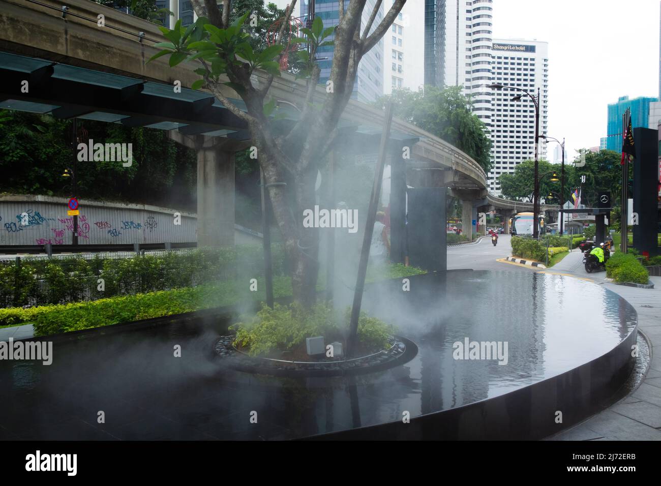 KUALA LUMPUR, MALESIA – 27 GENNAIO 2020 mostra di nebbia alle sculture di bronzo di Miza, Kika e IWA presso l'EQ Plaza Foto Stock