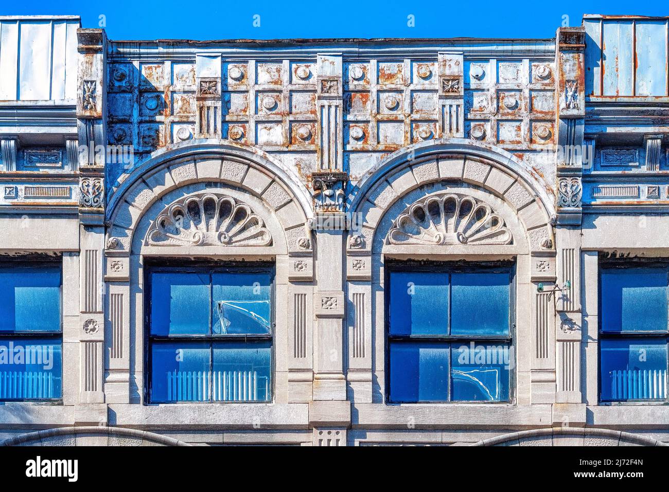 Finestre con decorazione ad arco. Caratteristica architettonica di un vecchio edificio nella città canadese. La Vecchia Montreal è un sito patrimonio dell'umanità dell'UNESCO e un majo Foto Stock