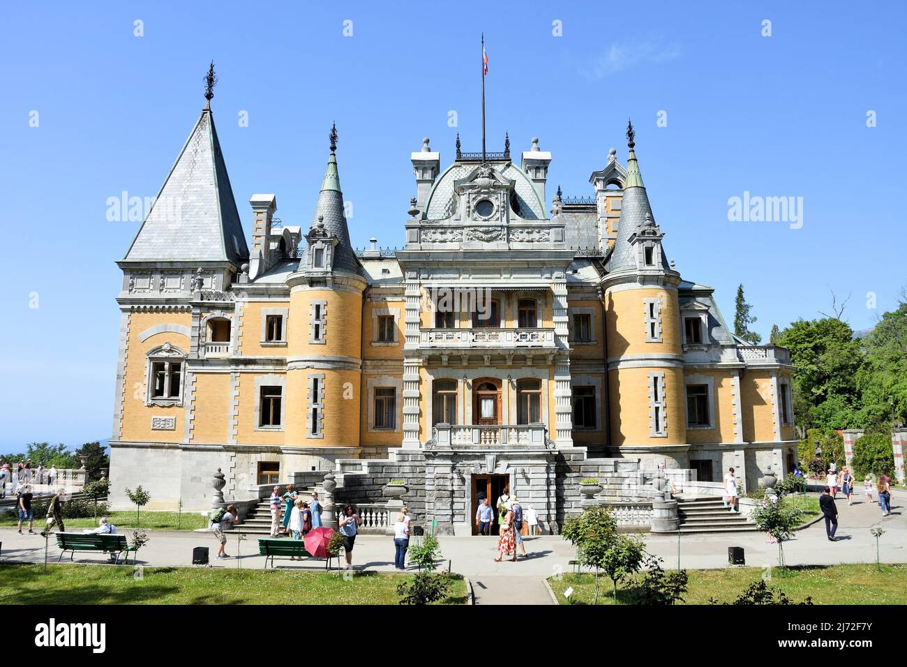 GASPRA, CRIMEA – 04 GIUGNO 2019: Palazzo Massandra in primavera. Massandra Palace of Emperor Alessandro III si trova nella Massandra superiore sul Sou Foto Stock