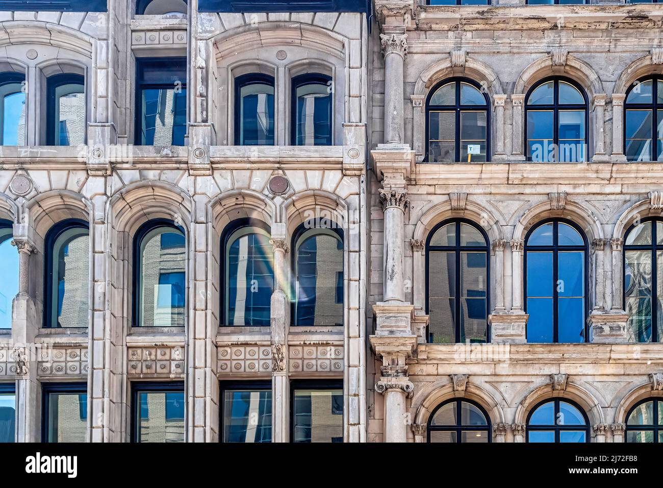 Finestre nella parete esterna. Caratteristica architettonica di un vecchio edificio nella città canadese. La Vecchia Montreal è un sito patrimonio dell'umanità dell'UNESCO e un tour importante Foto Stock