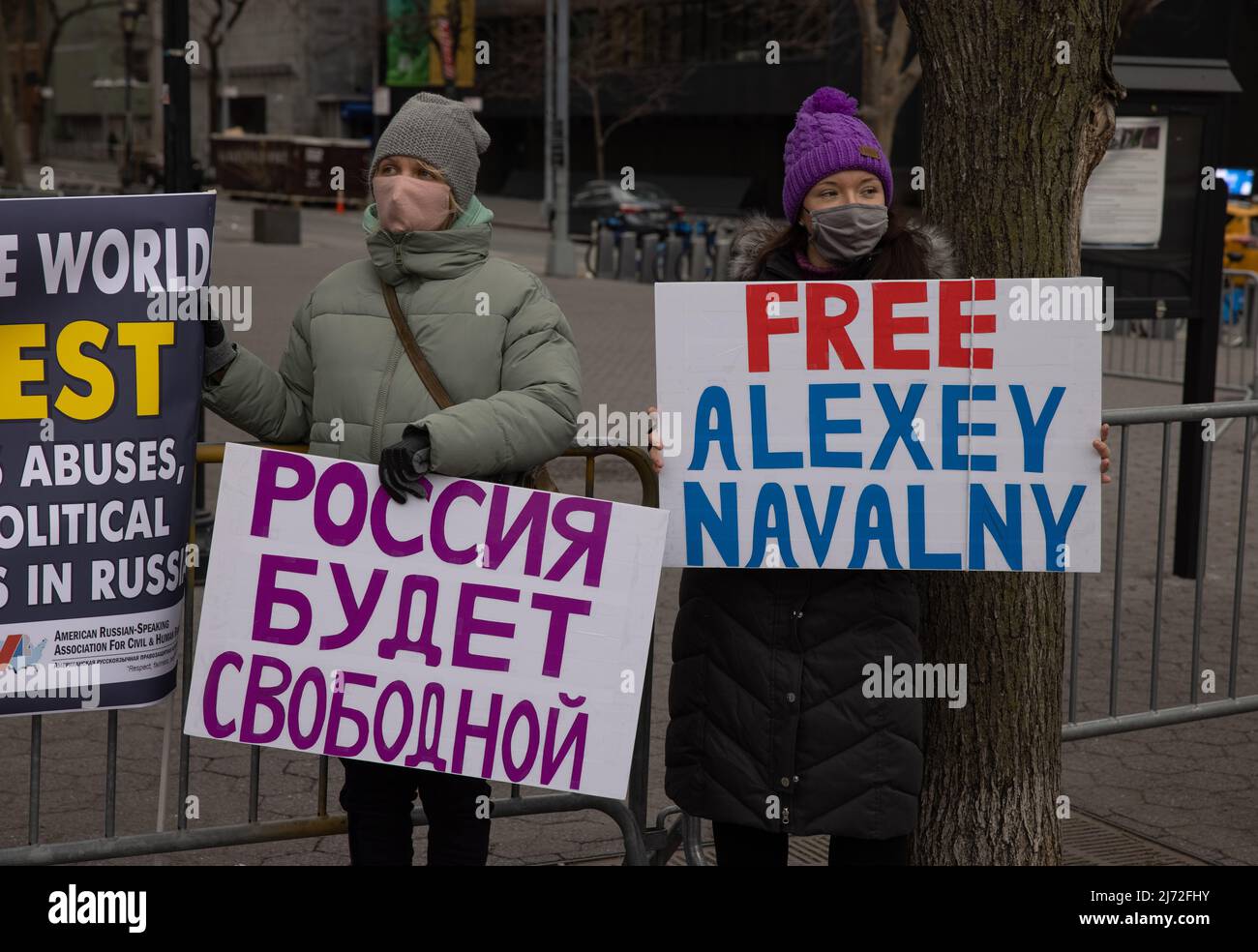 NEW YORK, N.Y. – 31 gennaio 2021: La gente si raduna a sostegno del leader russo dell'opposizione, Alexei Navalny, incarcerato presso la sede delle Nazioni Unite. Foto Stock