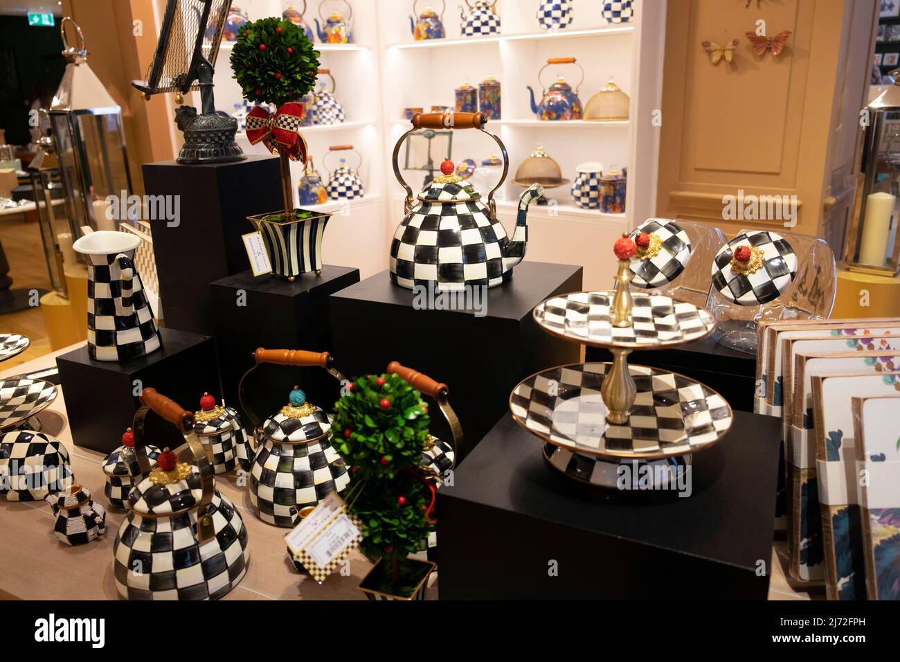 Scacchiera in bianco e nero con disegno scacchiera su bollitore, teiera e utensili da cucina nel negozio Fortnum & Mason interno Londra UK 2022 Foto Stock