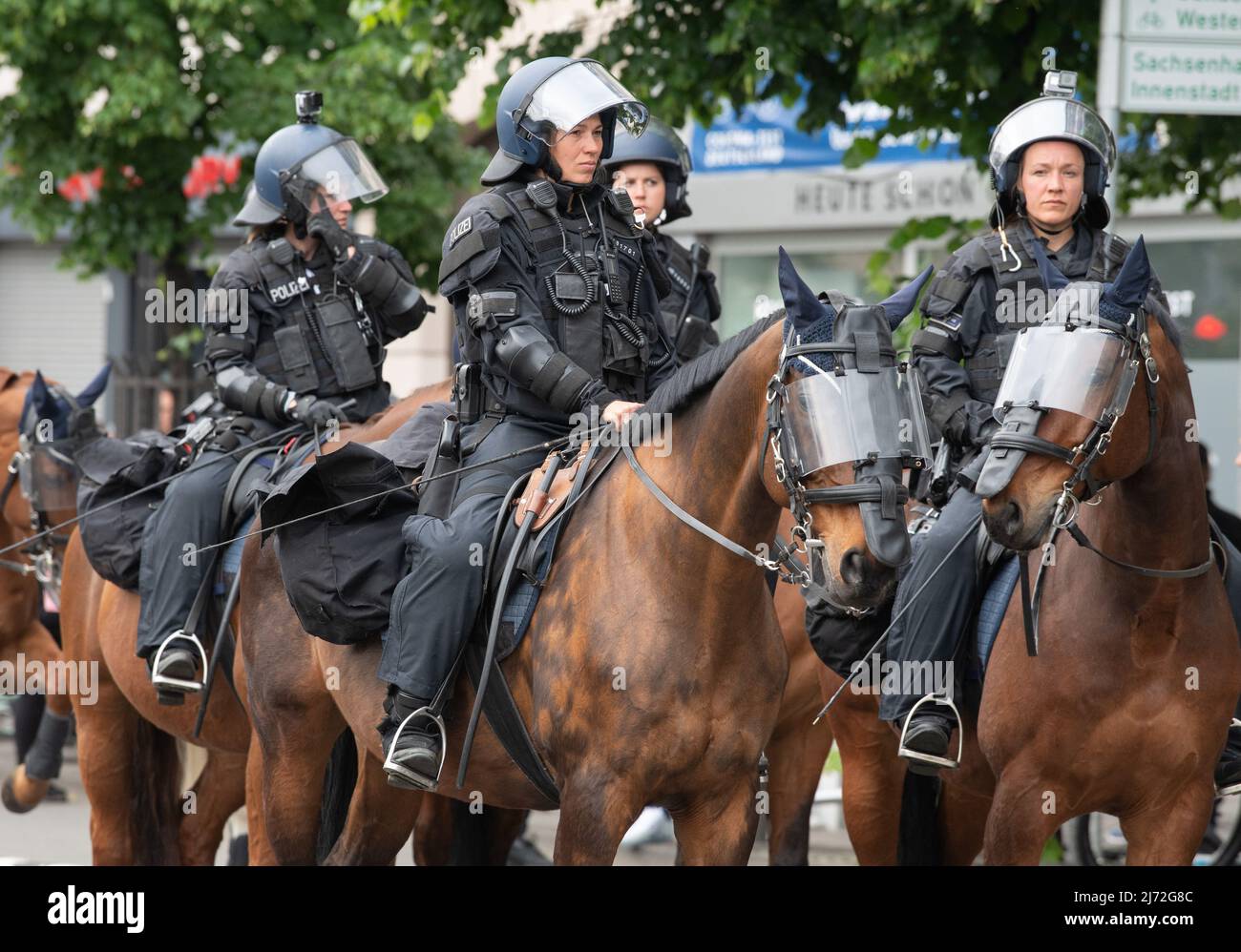 05 maggio 2022, Hessen, Francoforte sul meno: Calcio: Europa League, Eintracht Frankfurt - West Ham United, round knockout, semifinale, prima della partita. Poliziotto di una squadra di cavalli di polizia sono in servizio nella zona della stazione. La polizia si aspetta sommosse da tifosi durante la partita tra Eintracht Frankfurt e West Ham United e sta dispiegando un grande contingente. Foto: Boris Roessler/dpa Foto Stock