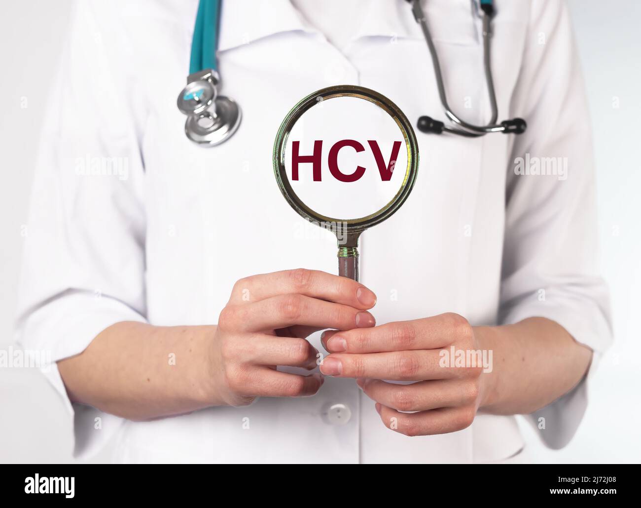 Analisi del test HCV. Lente d'ingrandimento in mano medici. Foto di alta qualità Foto Stock