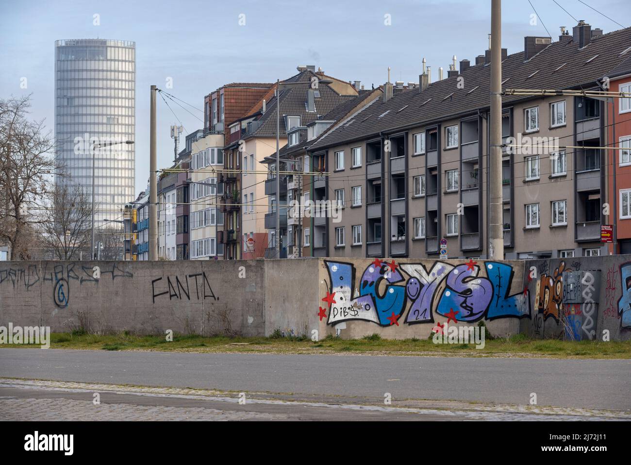 Quartiere residenziale a Colonia skyline con persone incidentali Foto Stock