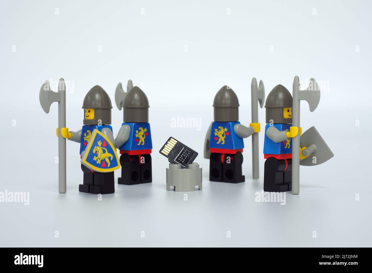 44MP ore formato Concetto di sicurezza dei dati utilizzando i cavalieri Lego mini e una scheda micro SD. Foto Stock