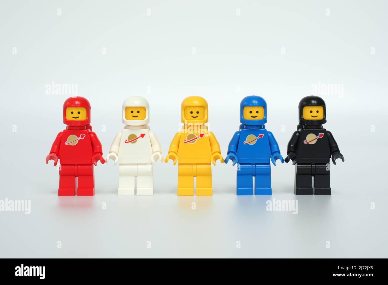 44MP ore formato Mini personaggi LEGO Classic Space con caschi di vecchio stile. Rosso e bianco sono stati introdotti per la prima volta nel 1978, giallo nel 1979 e blu e nero nel 1984. Foto Stock