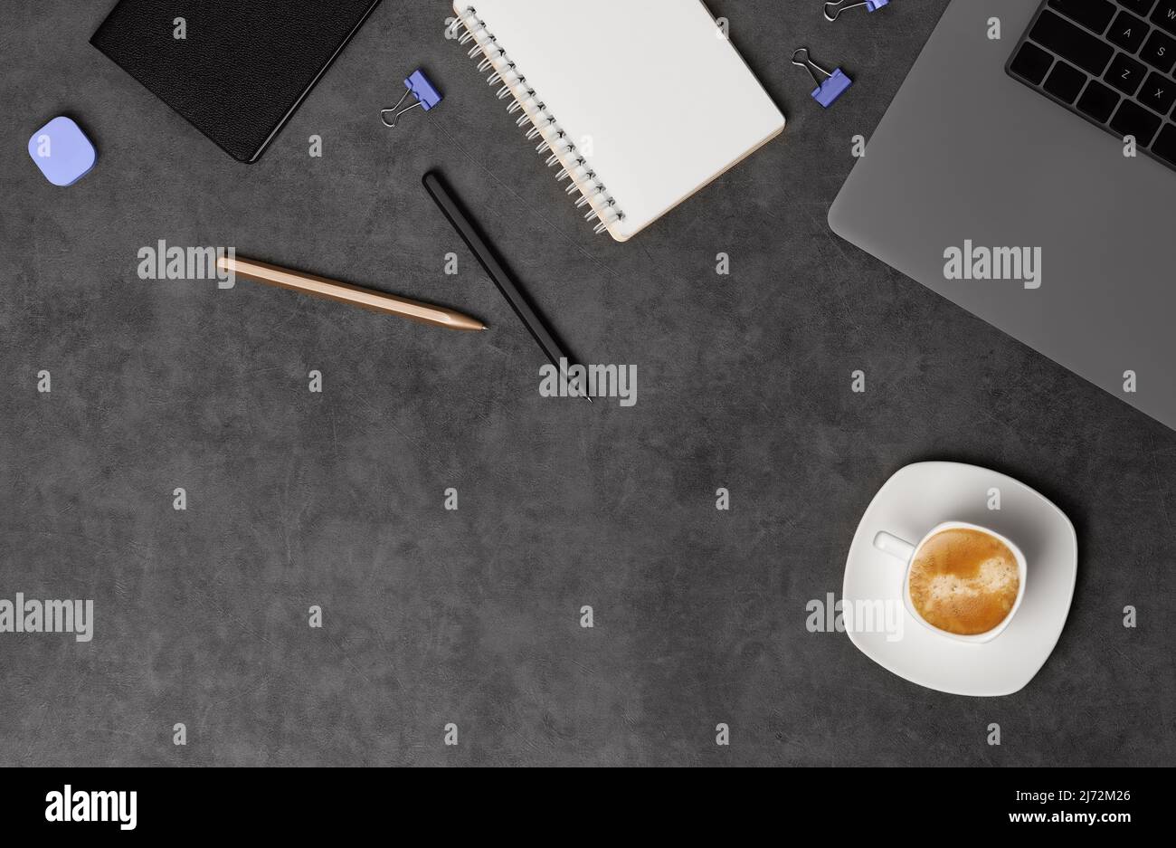 Vista dall'alto dell'area di lavoro con computer portatile, blocco note, penne e caffè su sfondo di pietra grigio scuro. Disposizione piatta con spazio di copia. Concetto aziendale. Foto Stock