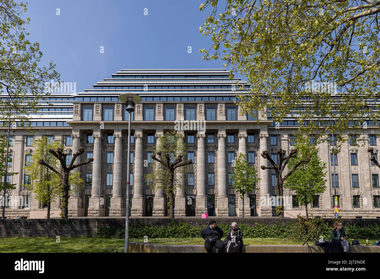 Edificio governativo situato in posizione prominente sulle rive del Reno a Colonia, Germania Foto Stock