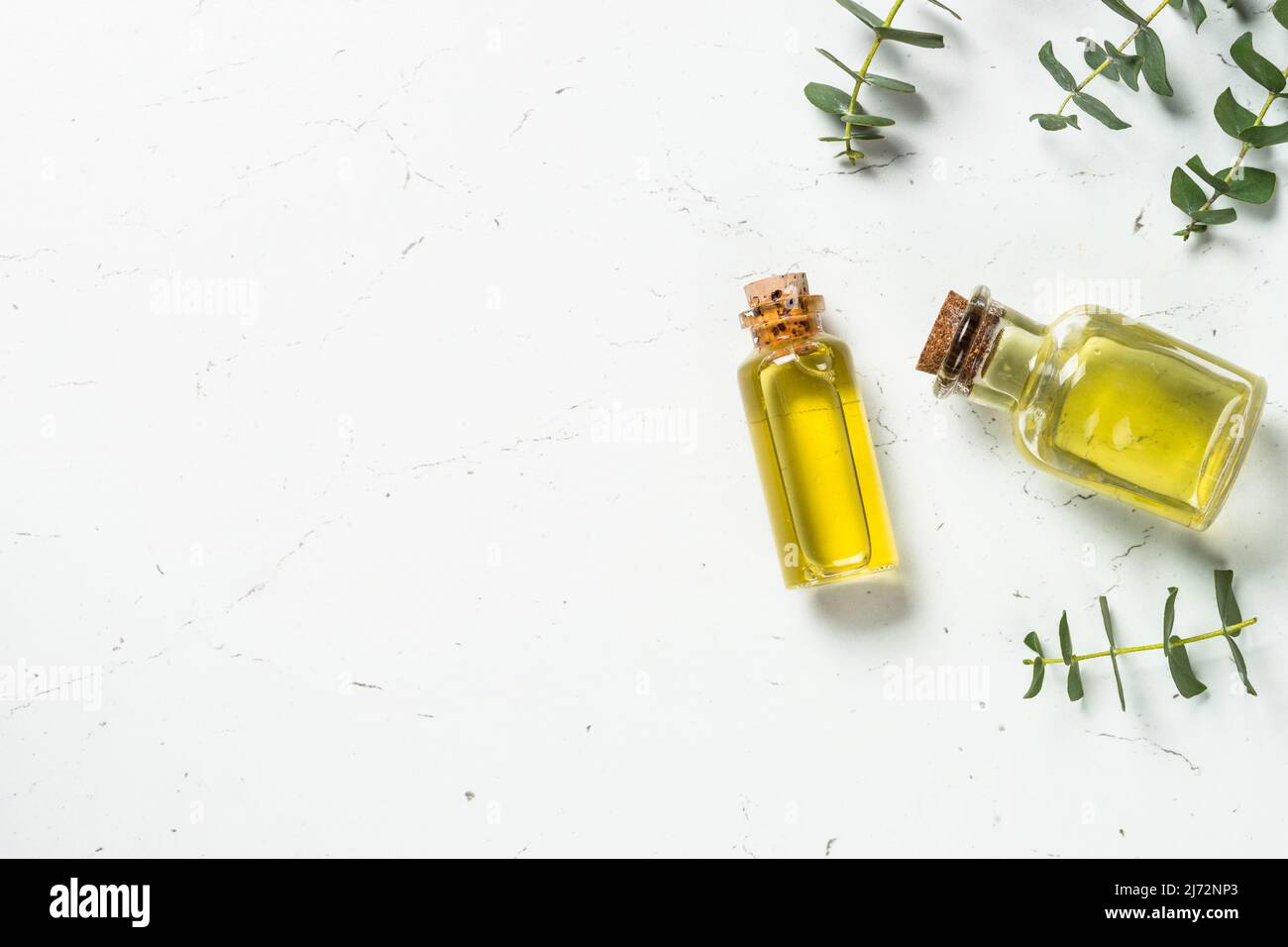 Eucalipto cosmetico, prodotto termale su sfondo bianco. Foto Stock