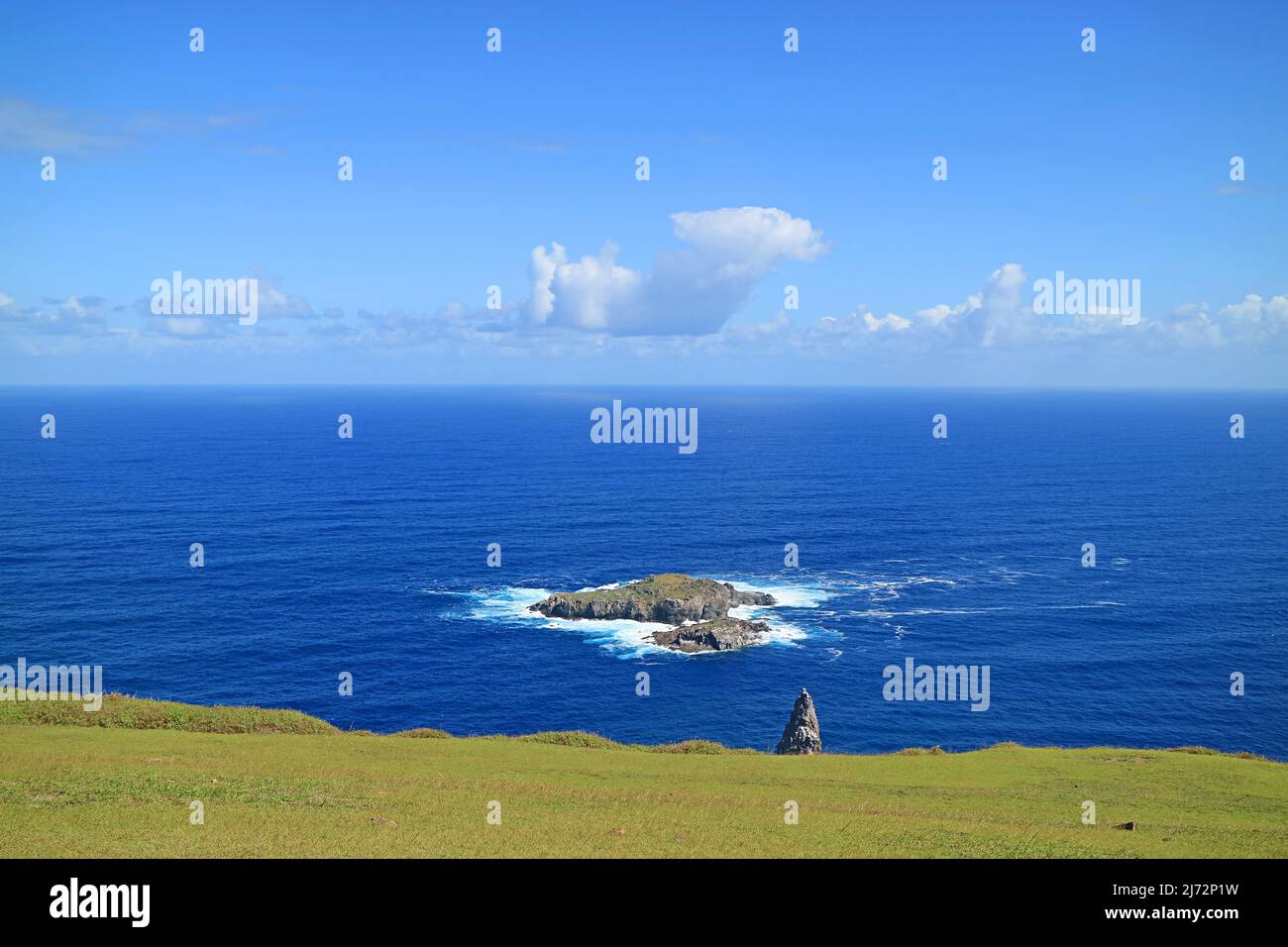 L'Isola di Motu Nui, con la piccola Isola di Motu Iti e la vista sul mare di Motu Kao Kao dal Villaggio di Orongo sull'Isola di Pasqua, Cile Foto Stock