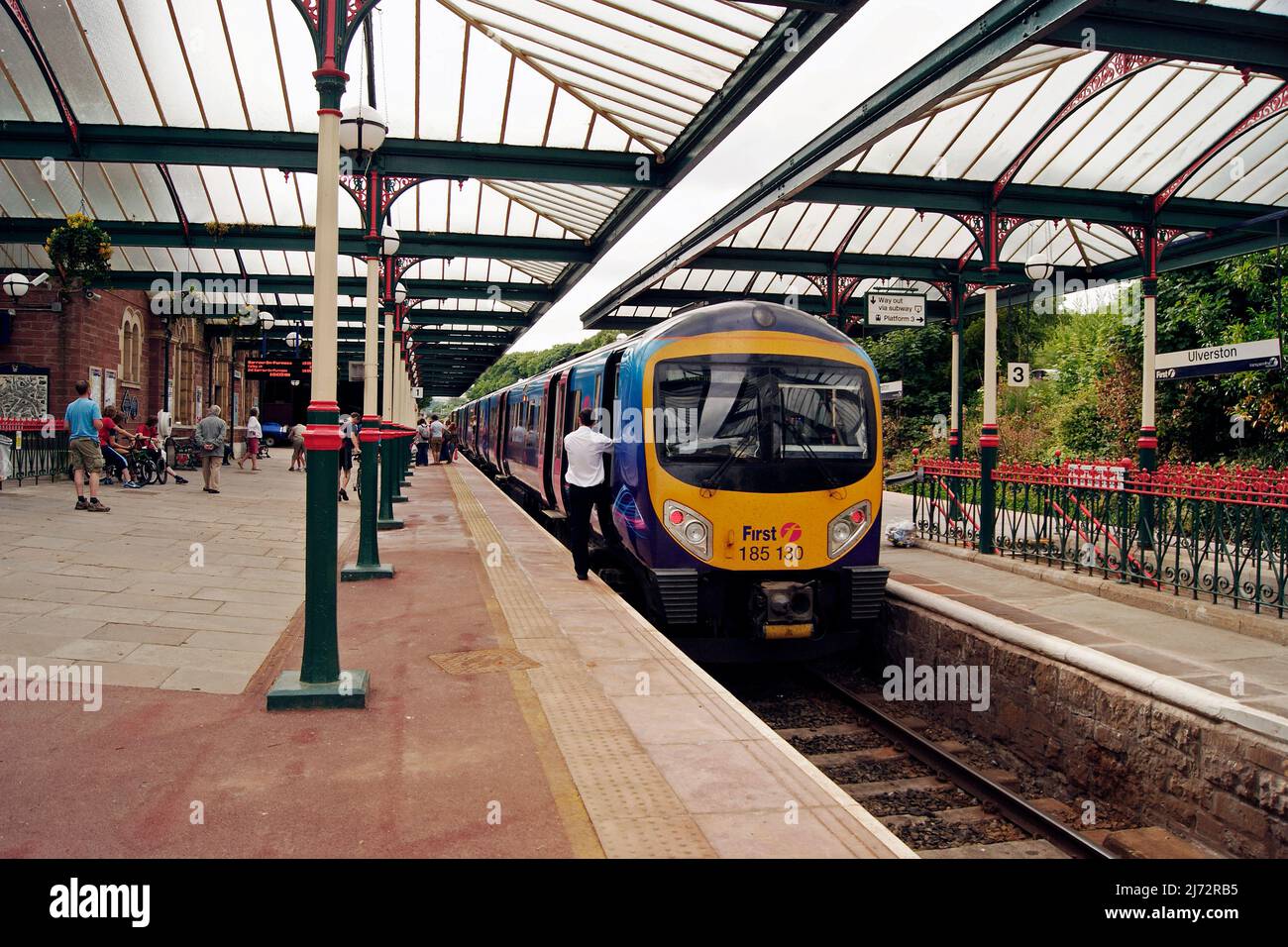 ULVERSTON. CUMBRIA. INGHILTERRA. 20-07-13. TPE DMU 185130 attende di uscire per Barrow in Furness.with the 15,55 Barrow service. Foto Stock