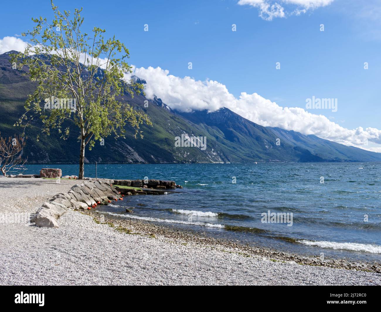 Panorama classico delle spiagge sul lago di Garda, Italia Foto Stock