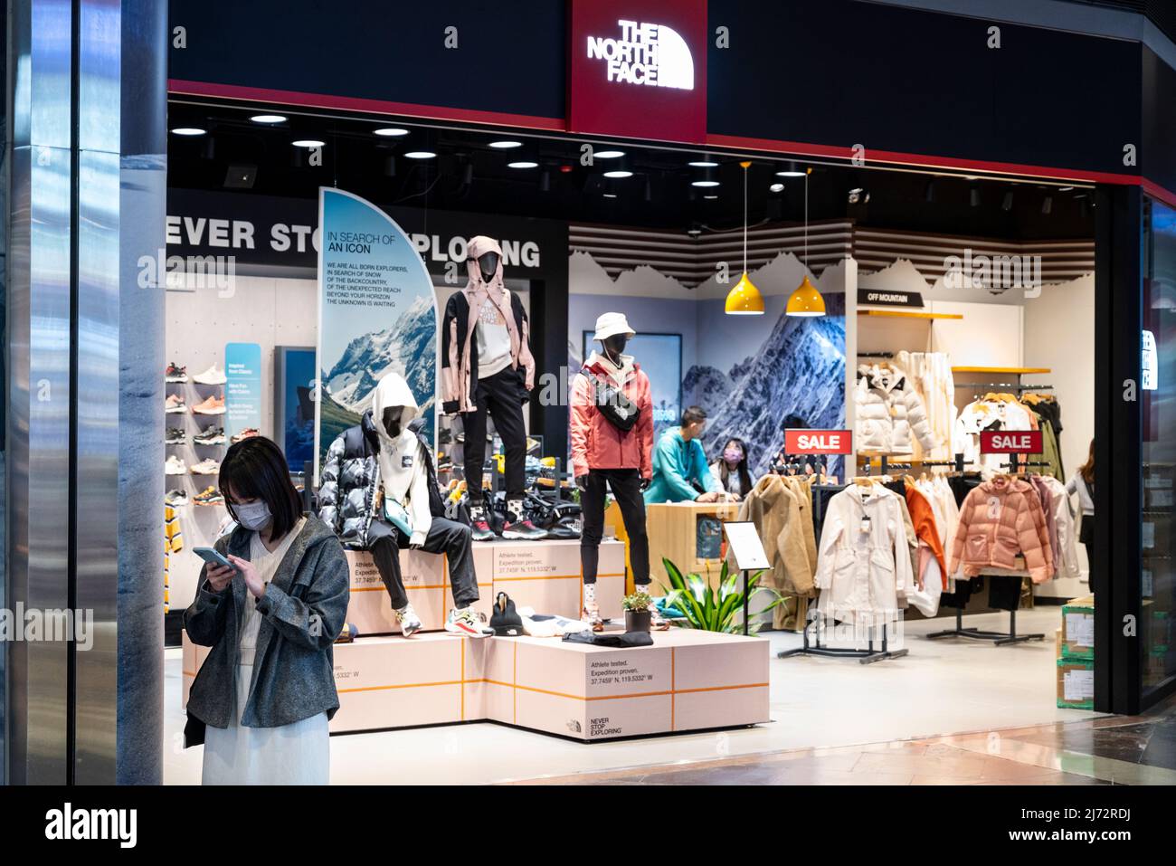Un acquirente si trova accanto al marchio americano di abbigliamento  all'aperto, il North Face Store, a Hong Kong. (Foto di Budrul Chukrut /  SOPA Images/Sipa USA Foto stock - Alamy