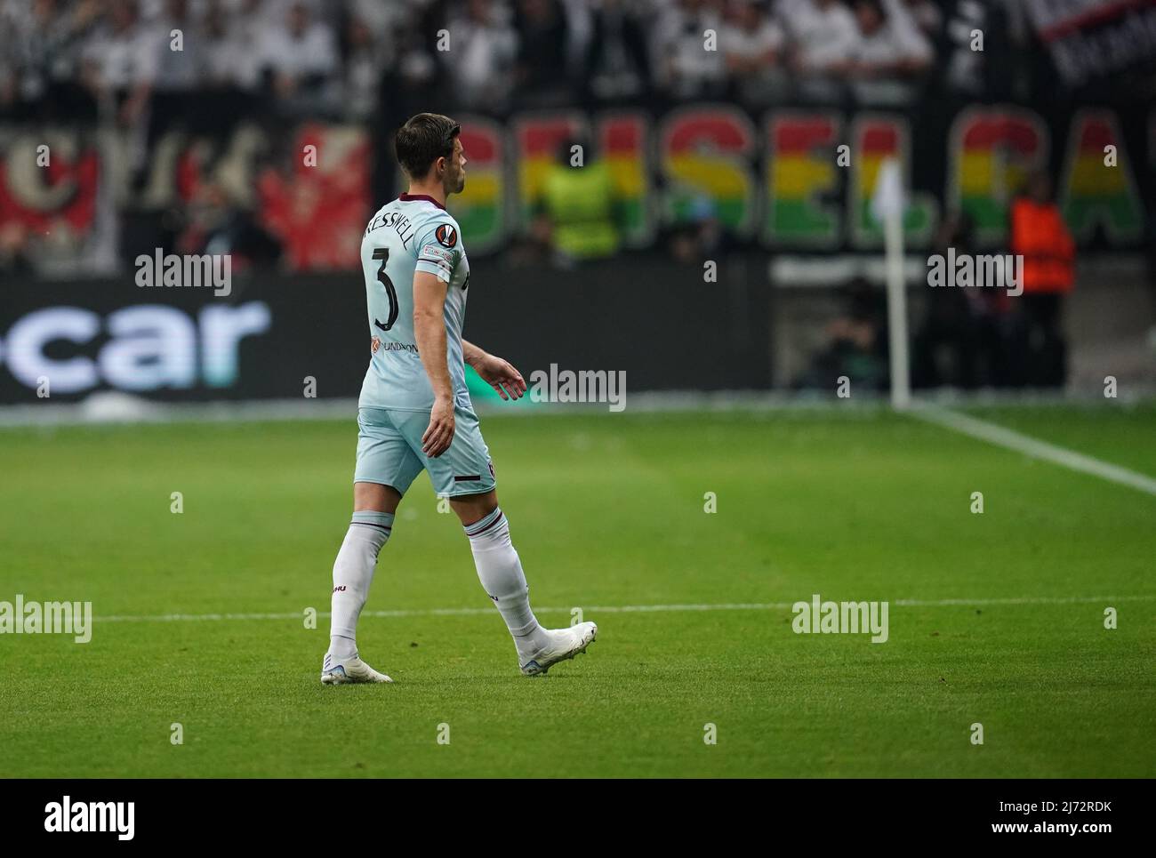 05 maggio 2022, Hessen, Francoforte sul meno: Calcio: Europa League, Eintracht Frankfurt - West Ham United, round knockout, semifinali, seconda tappa al Deutsche Bank Park, West Ham United Aaron Cresswell lascia il campo dopo una carta rossa. Foto: Uwe Anspach/dpa Foto Stock