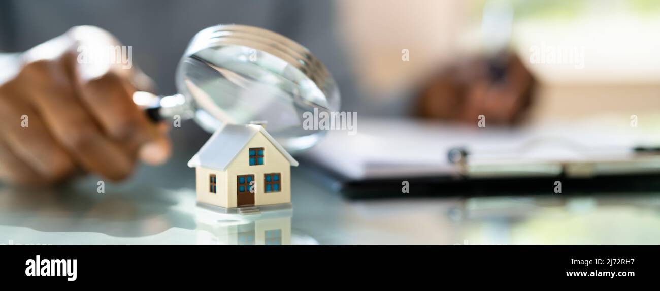 Valutazione e ispezione della casa immobiliare. Controllo della posizione iniziale Foto Stock