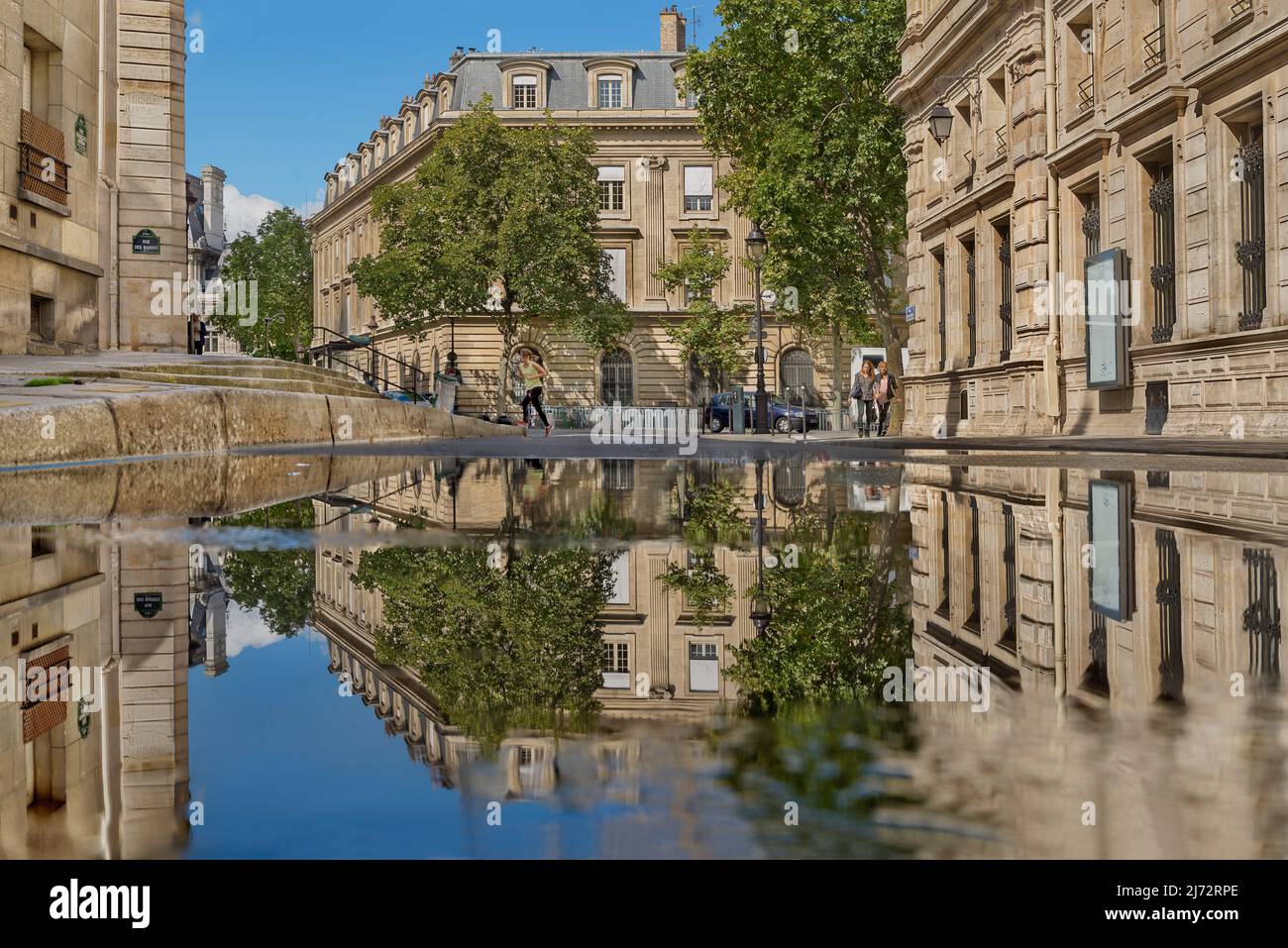 Riflessioni della chiesa di Saint-Gervais e la Mairie du 4e circondario riflesso in uno stagno di acqua di fronte a rue des Barres. Foto Stock
