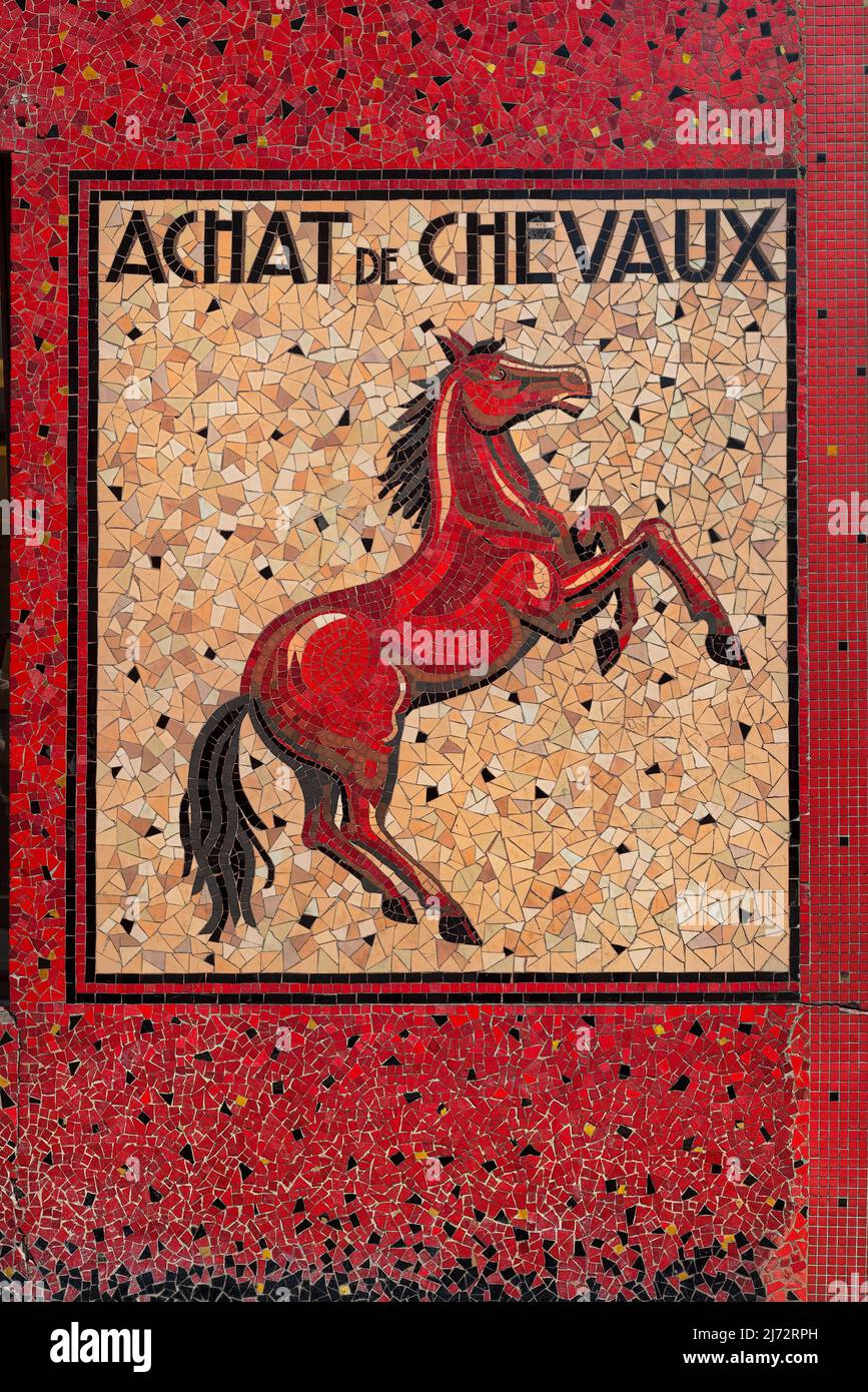 Un segno fatto di pezzi di ceramica spezzati: «Achat de chevaux» (compriamo cavalli) su una calzetteria situata a l’Hôtel de Vibraye al 15, rue Vieille-du-Temple. Foto Stock