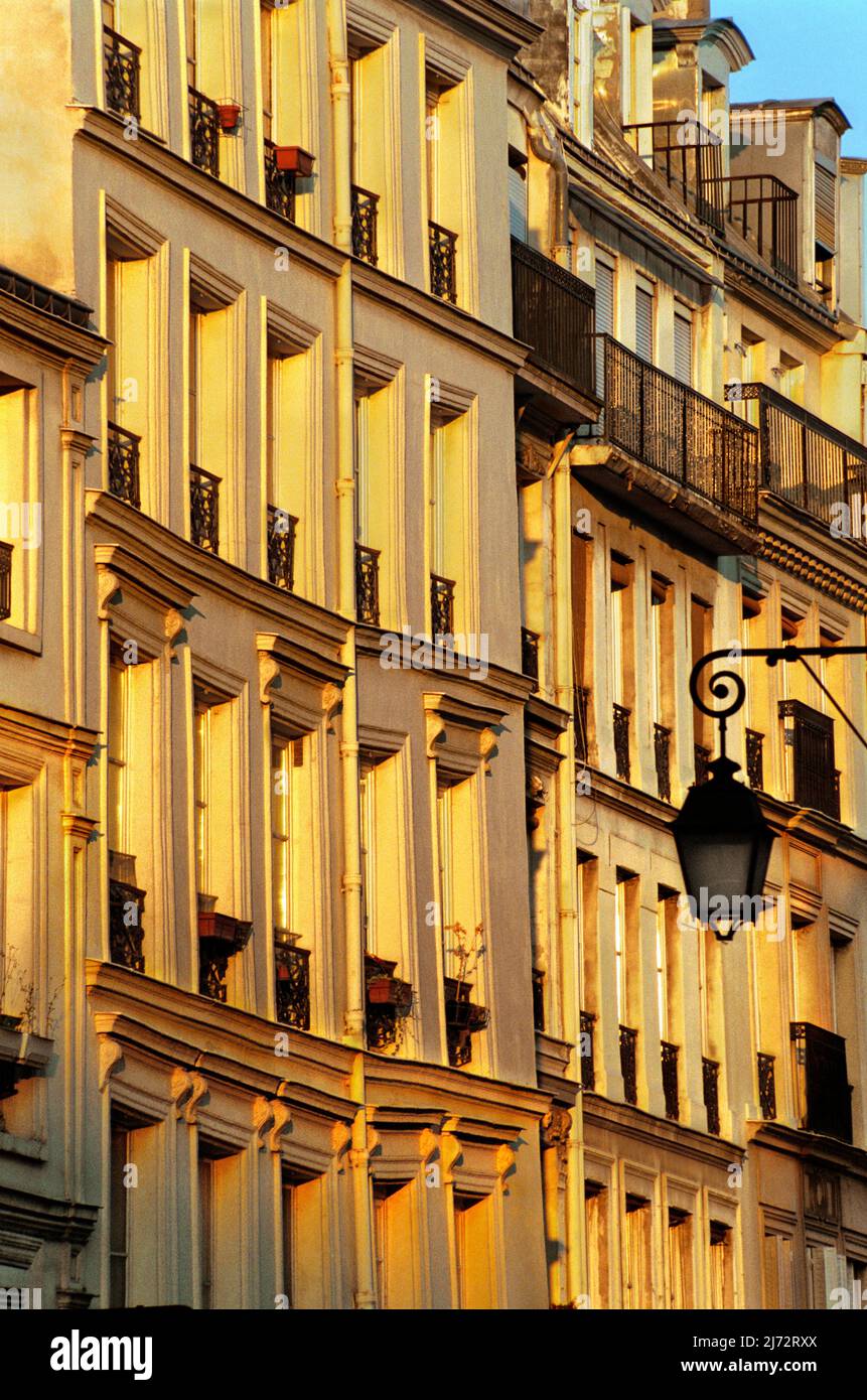 Facciate di costruzione su rue Francois Muron al 19 e 21 rue Francois Muron una mezz'ora prima del tramonto. Foto Stock