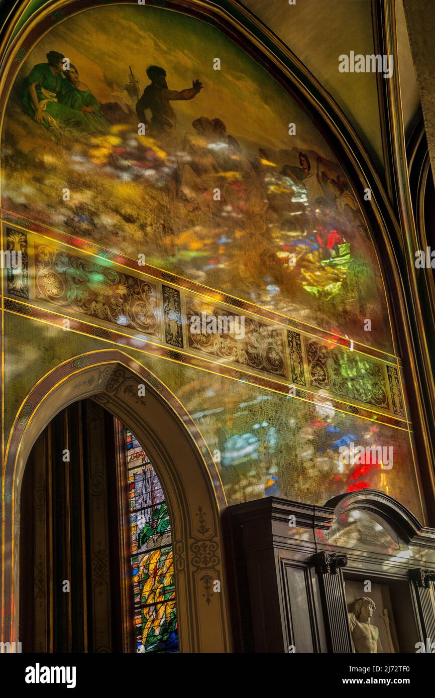 Macchie di luce colorate su un dipinto da una vetrata nella cappella Saint-Jean-Baptiste di l’église Saint-Gervais-Saint-Protais. Foto Stock