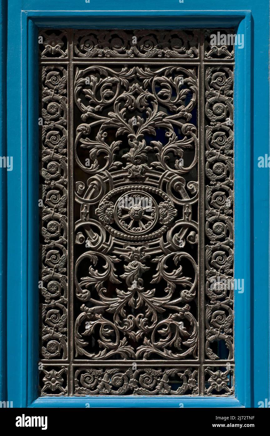 Una griglia porta in ferro battuto al 31 rue Vieille du Temple nel Marais. Foto Stock