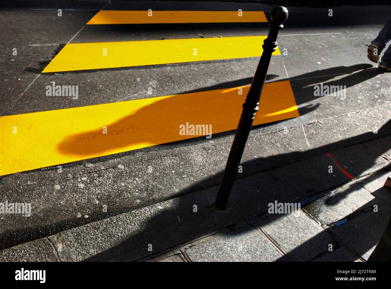 Linee gialle di traversata gialle su rue Vieille du Temple nel Marais. Foto Stock