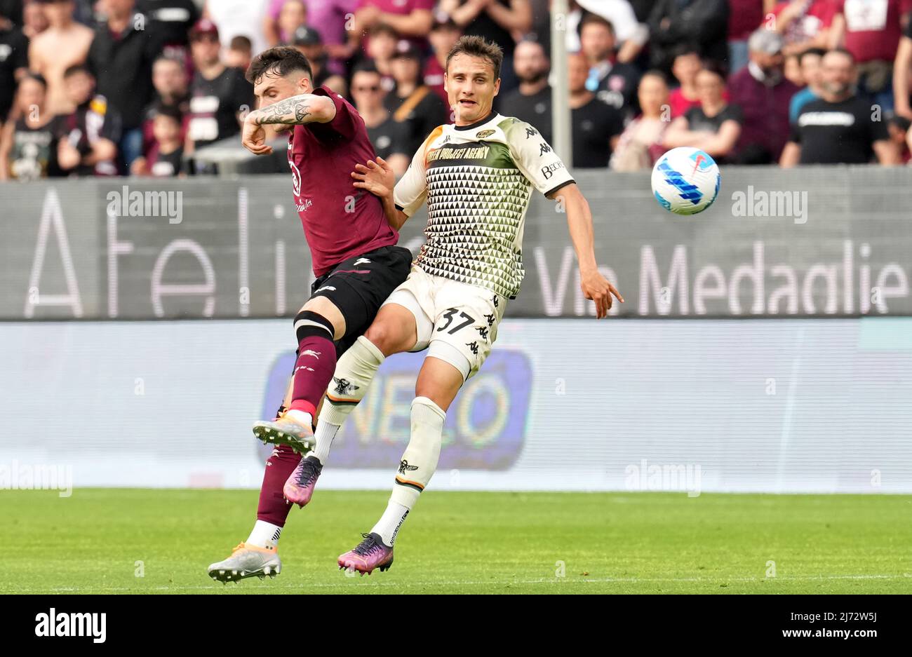 SALERNO, ITALIA - MAGGIO 05: Ales Mateju di Venezia FC testa la palla contro Nadir Zortea degli Stati Uniti Salernitana, durante la serie Una partita tra US Salernitana e Venezia FC allo Stadio Arechi il 05 maggio 2022 a Salerno, Italia. (Foto tramite MB Media) Foto Stock