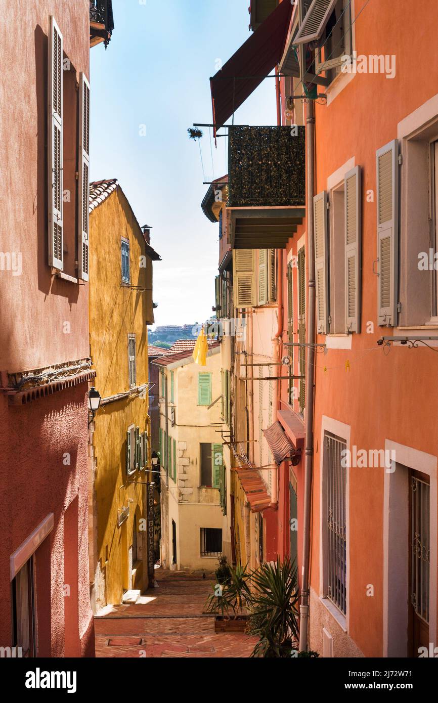 Villefranche-sur-Mer, Francia, settembre 2021. Vecchia strada stretta autentica della città di Villefranche-sur-Mer nella località della Costa Azzurra. Viaggio al Foto Stock