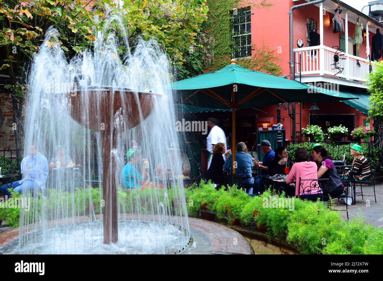 Gli ospiti potranno gustare un cocktail in un rilassante cortile del Pat o'Brien's di New Orleans Foto Stock