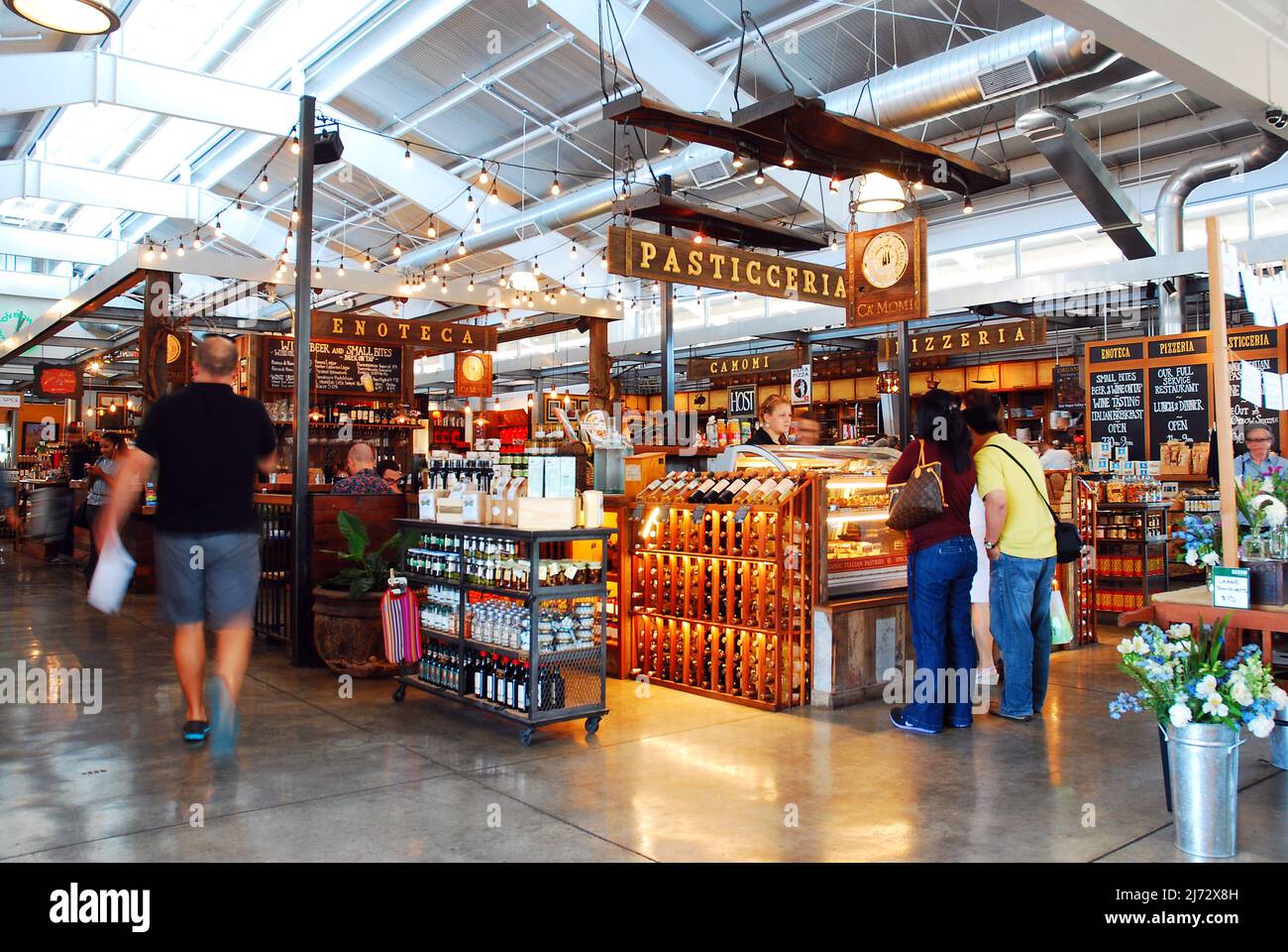 Gli amanti dello shopping cercano cibo fresco in un negozio di alimentari biologico nella Napa Valley Foto Stock