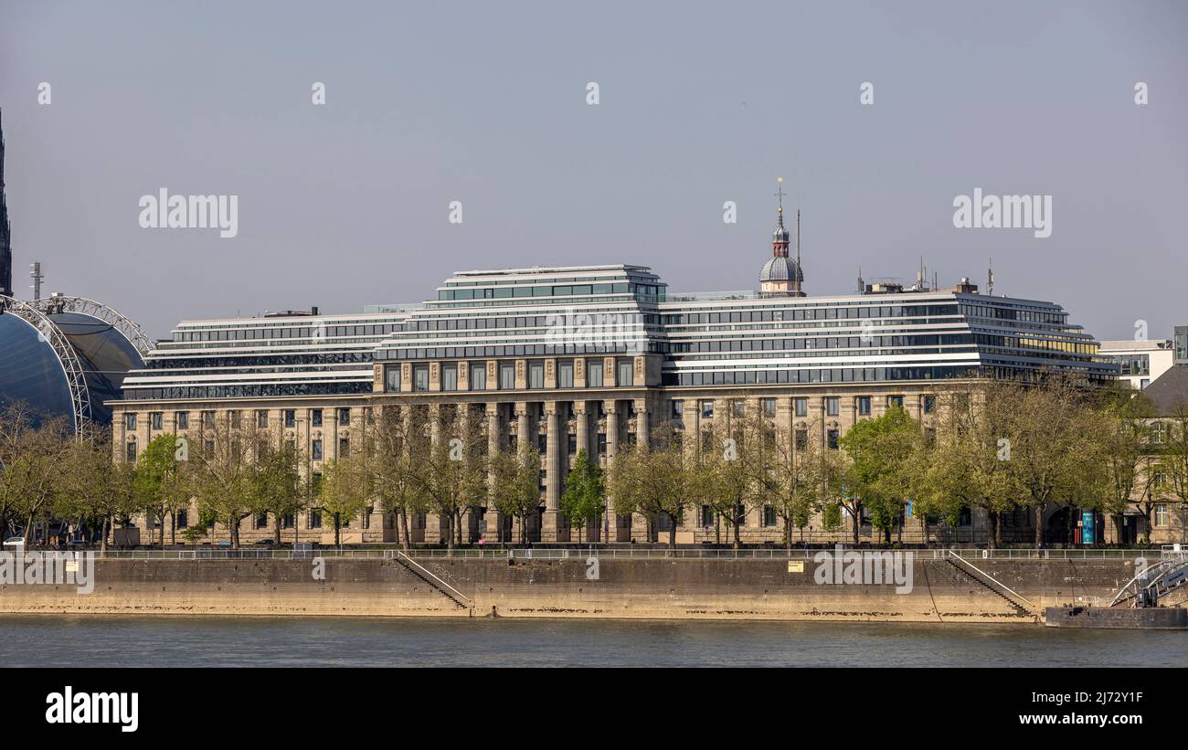 Edificio governativo situato in posizione prominente sulle rive del Reno a Colonia, Germania Foto Stock