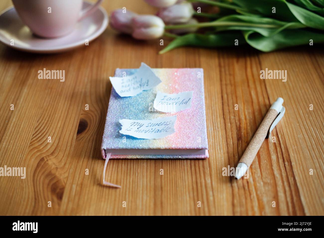 Affermazione, concetto di virgolette ispirative. Carta con motivazione messaggio di affermazione e citazioni ispirative su tavola di legno Foto Stock