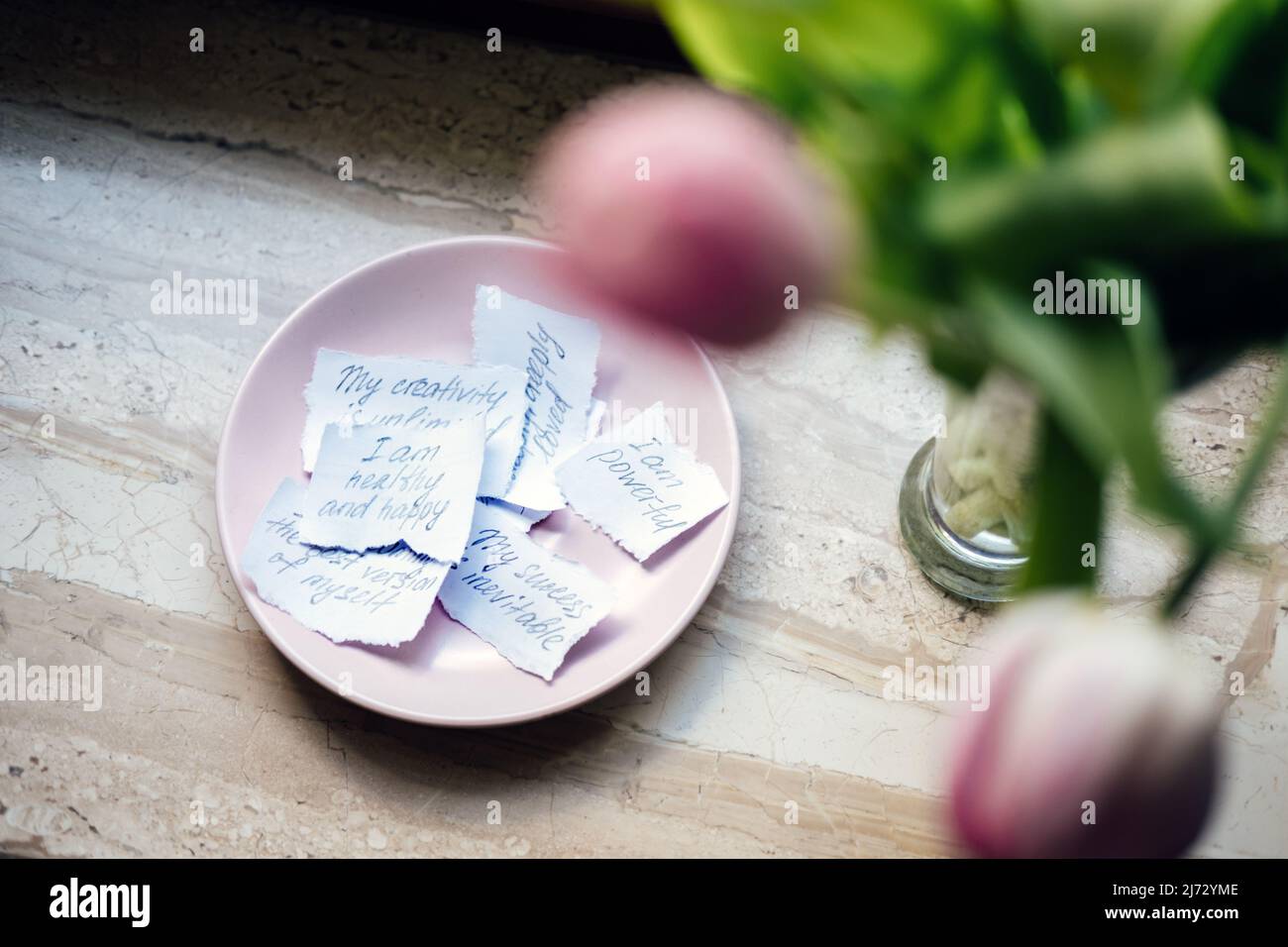 Affermazione, concetto di virgolette ispirative. Carta con motivazione messaggio di affermazione e citazioni ispirative su tavola di legno Foto Stock