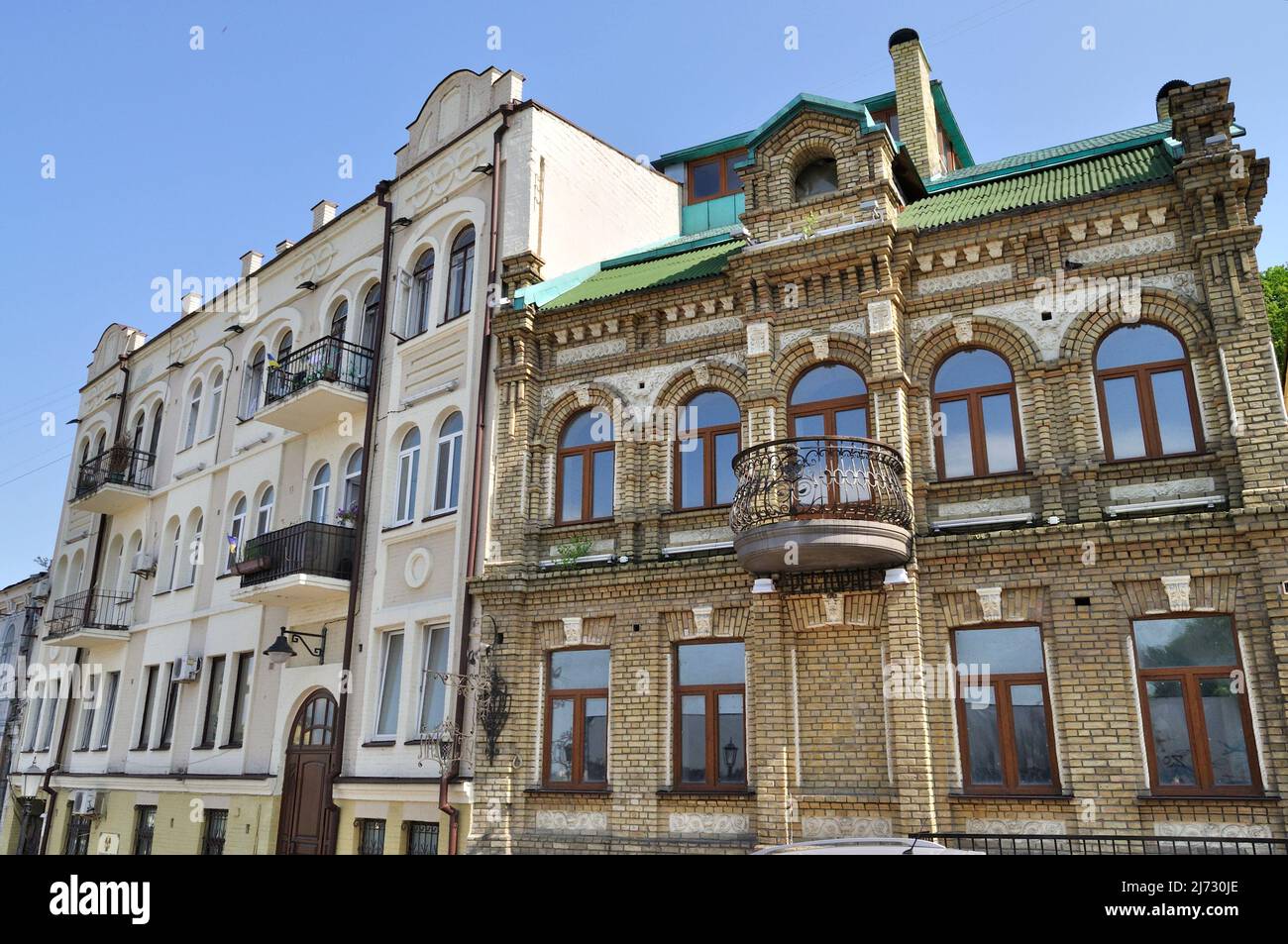 Case storiche sulla discesa di Andriyivskyi - una strada che collega il quartiere della Città alta di Kiev e il quartiere storico commerciale di Podil. Foto Stock