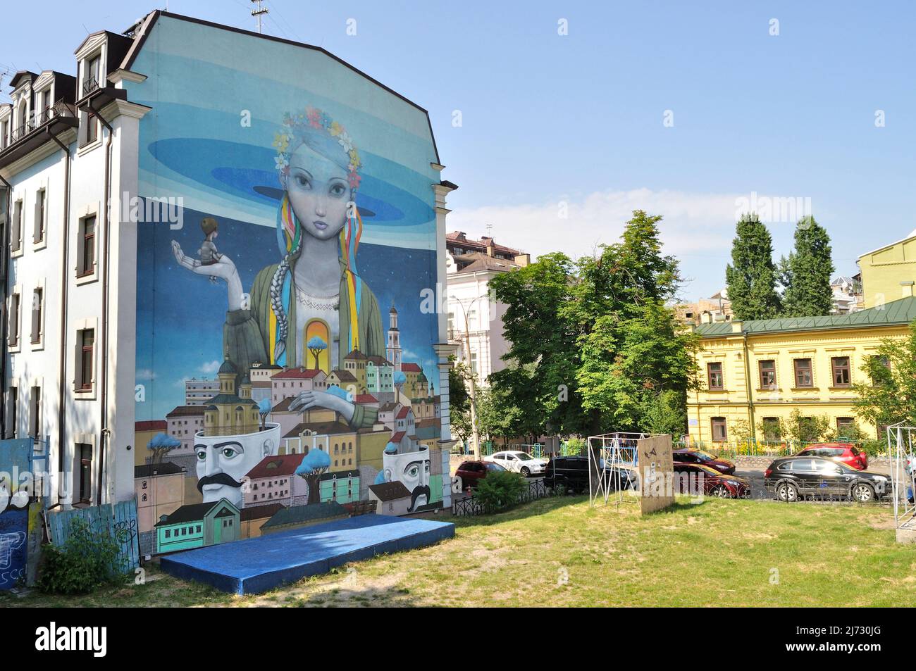 Pittura Street Art su una casa in Andriyivskyi Descent - questo murale è intitolato Renaissance da Seth GlobetPainter e l'artista ucraino Kislow. Foto Stock