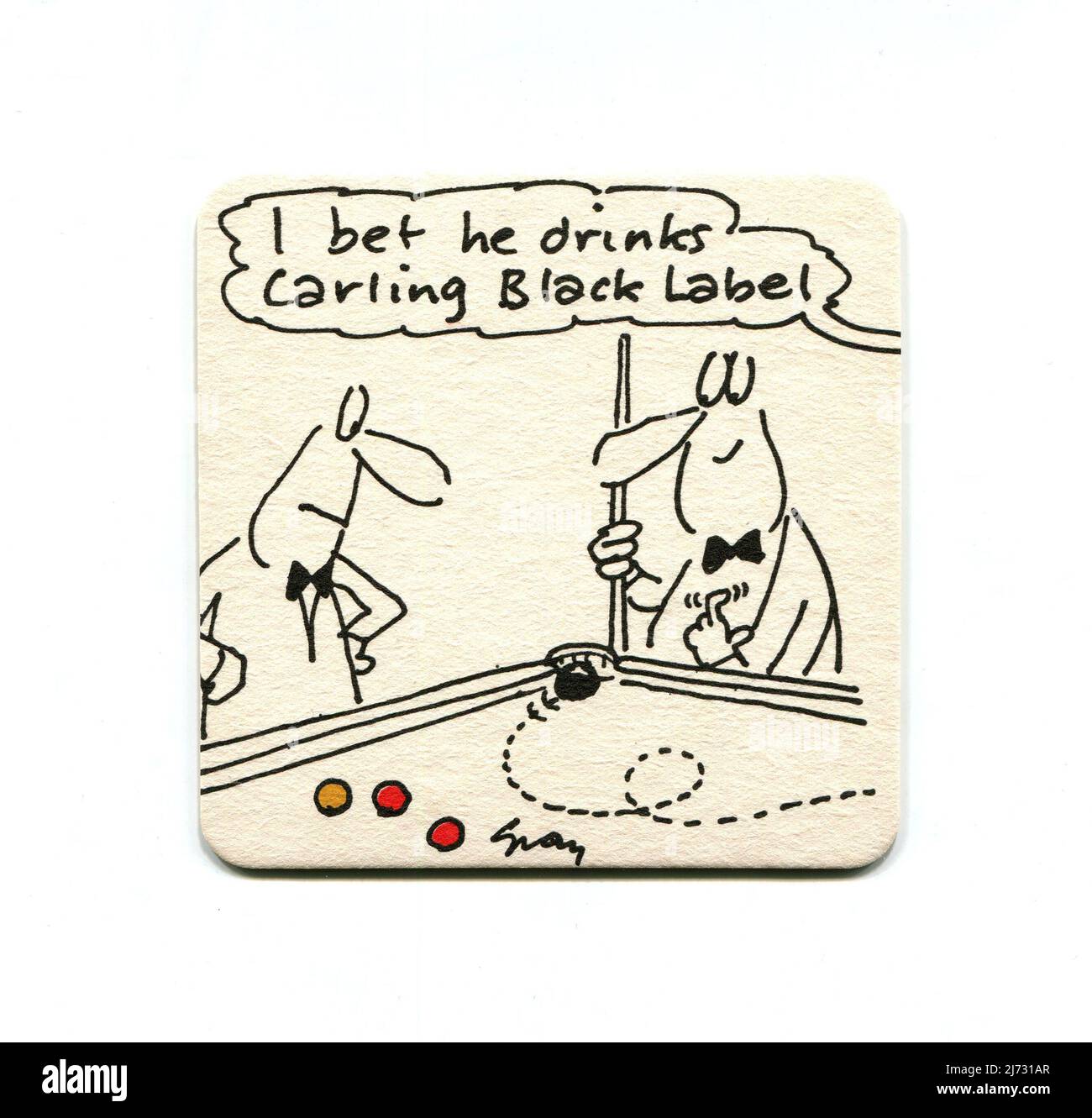 Un mat vintage Carling Black Label prodotto come prodotto promozionale per la popolare campagna pubblicitaria "i bet he drinks Carling Black Label" del 1980s. Il tappetino è decorato con un'immagine comica con un giocatore di snooker che porta una palla in tasca. Foto Stock