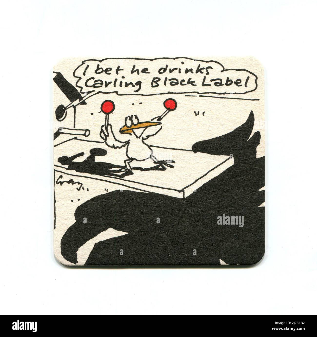 Un mat vintage Carling Black Label prodotto come prodotto promozionale per la popolare campagna pubblicitaria "i bet he drinks Carling Black Label" del 1980s. Il tappeto è decorato con un'immagine comica che presenta un piccolo uccello che guida in un'aquila per atterrare sulla sua birdhouse. Foto Stock