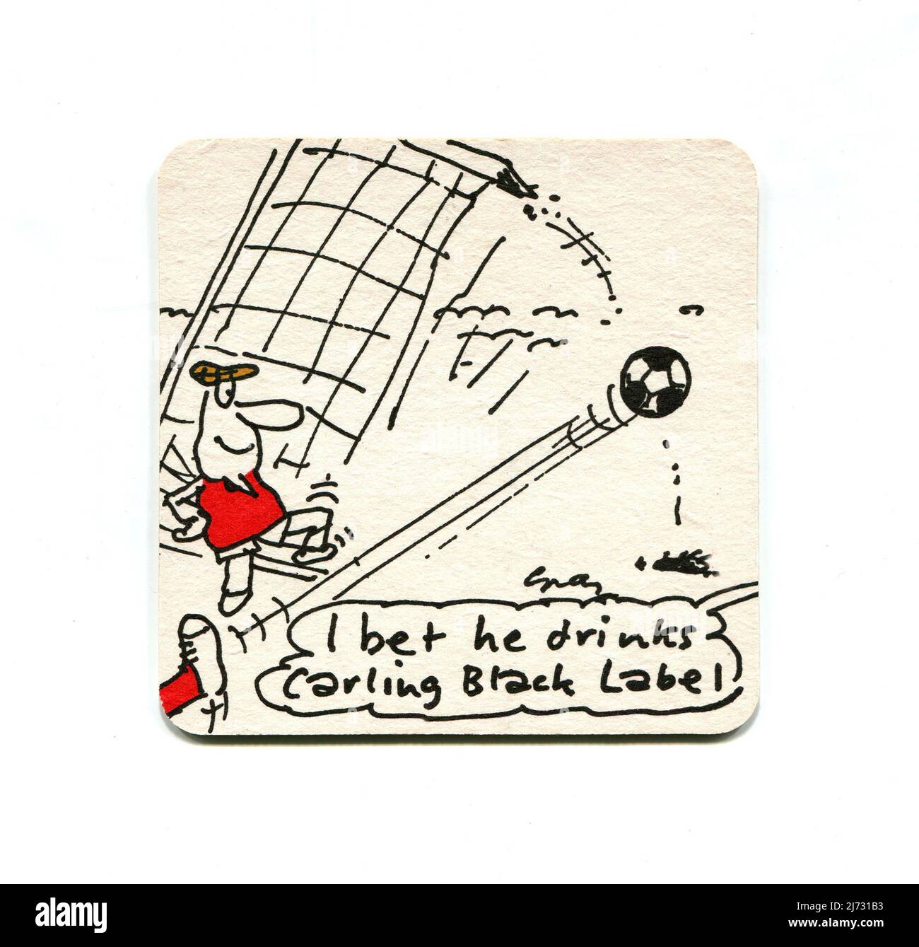 Un mat vintage Carling Black Label prodotto come prodotto promozionale per la popolare campagna pubblicitaria "i bet he drinks Carling Black Label" del 1980s. Il tappetino è decorato con un'immagine comica con un calciatore che calcia un calcio così duro che rompe il paletto. Foto Stock