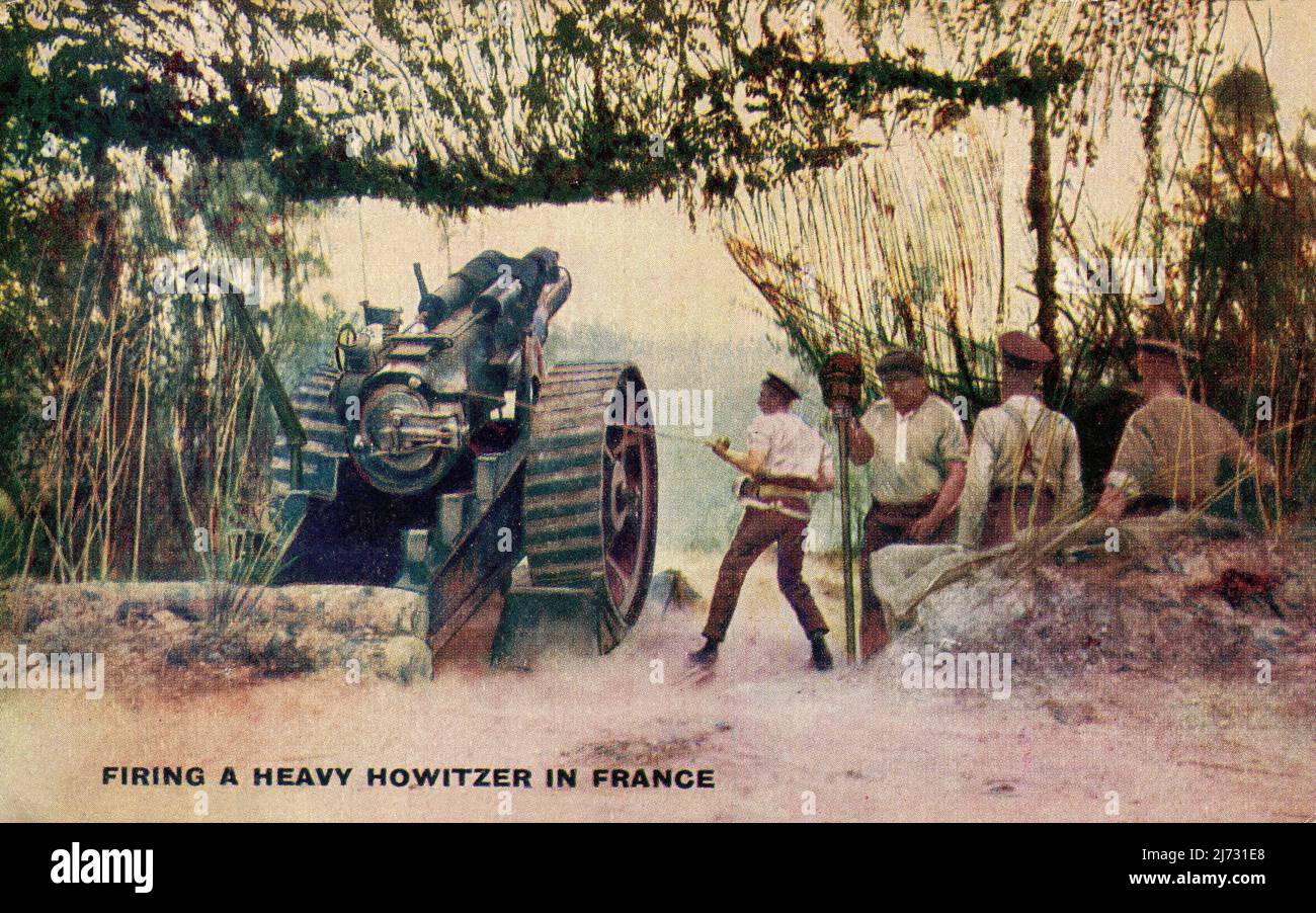 Un'antica cartolina del primo periodo della guerra mondiale intitolata "sparare un Howitzer pesante in Francia". La scheda raffigura un'immagine di una squadra di pistola Royal Garrison Artillery che spara un Howitzer britannico BL da 8 pollici. Foto Stock