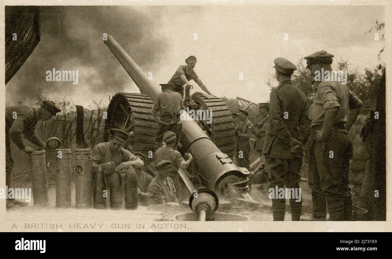 Un’antica cartolina del primo periodo della guerra mondiale intitolata “Una pistola pesante britannica in azione”. La scheda raffigura un'immagine di una squadra di pistola Royal Garrison Artillery che spara una pistola britannica BL da 6 pollici. La fotografia era nota per essere stata scattata sul fronte occidentale il 15 giugno 1916 mentre la pistola bombardava le difese nemiche tra Dickebusch e Reninghelst durante l'accumulazione alla battaglia della Somme. Foto Stock