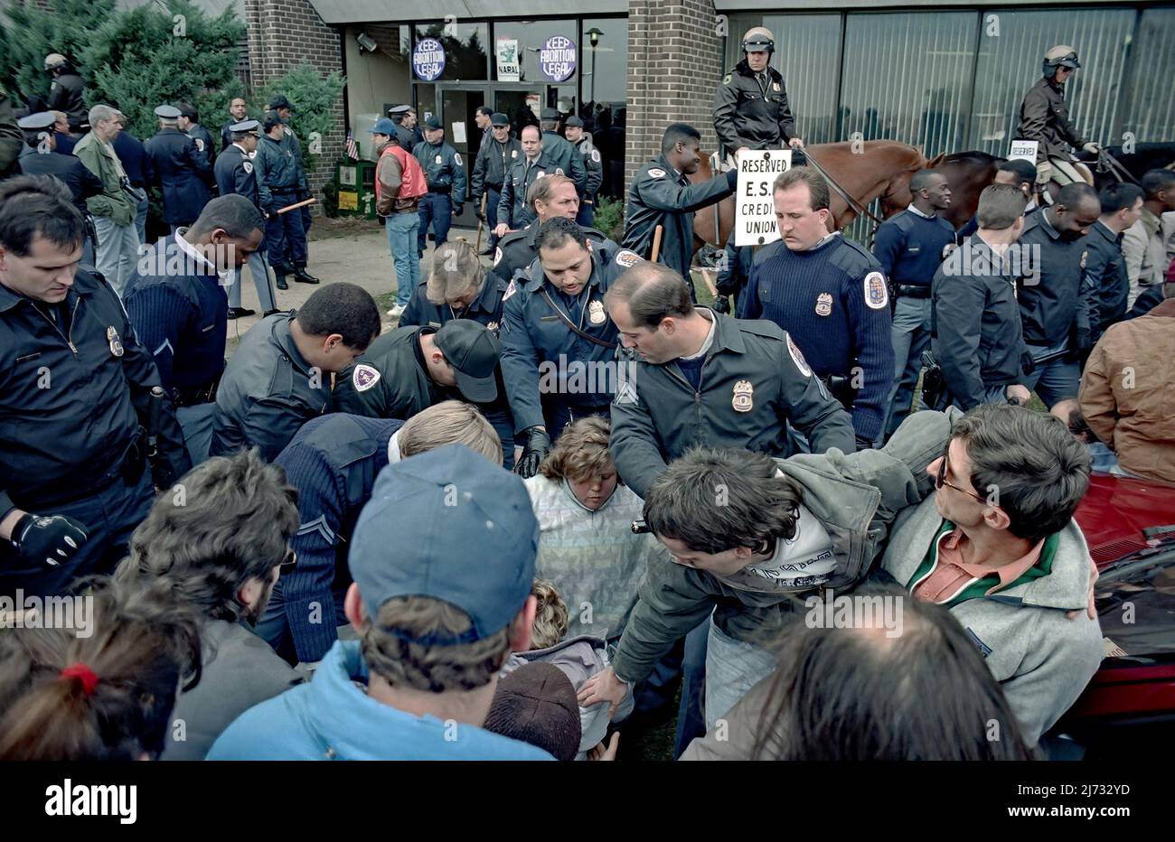 SILVER HILL, MARYLAND, NOVEMBRE 18,1989 membri di Operation Rescue un gruppo anti-aborto cerca di bloccare l'ingresso alla clinica di aborto e sono arrestati dagli ufficiali di polizia della contea di Prince Georges Foto Stock