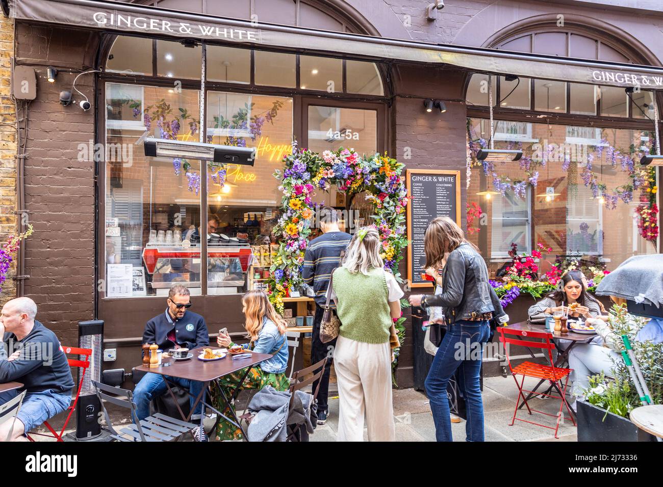 Ginger & White British Cafe che serve il miglior caffè artigianale, vegetariano, vegano, cibo senza glutine, molto popolare ristorante, Perrin's Court Hampstead Londra Foto Stock