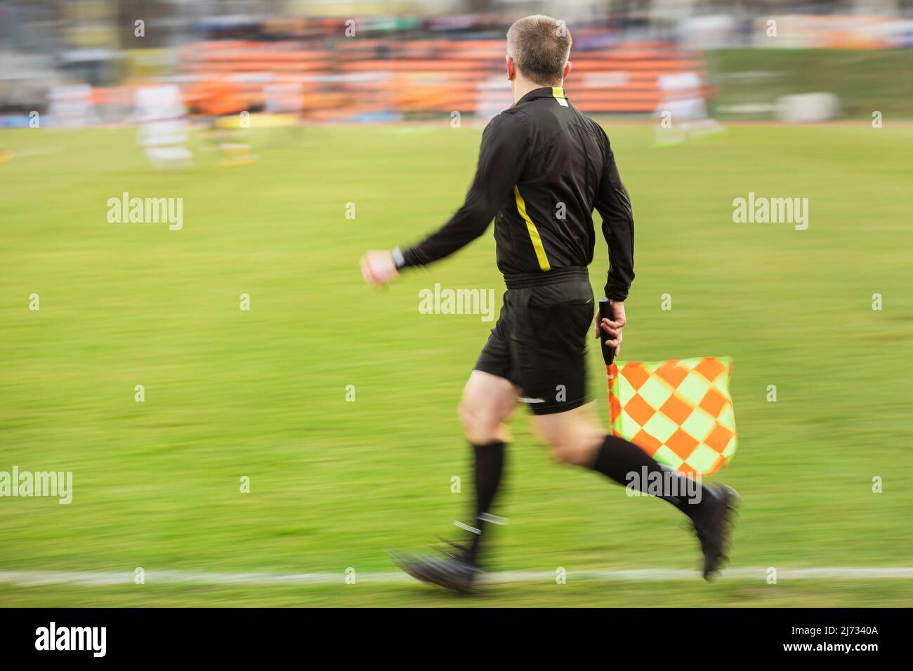 Assistente arbitro durante la partita di calcio - tecnica di panning sparato Foto Stock Assistente arbitro durante la partita di calcio - tecnica di panning sparato Foto Stock