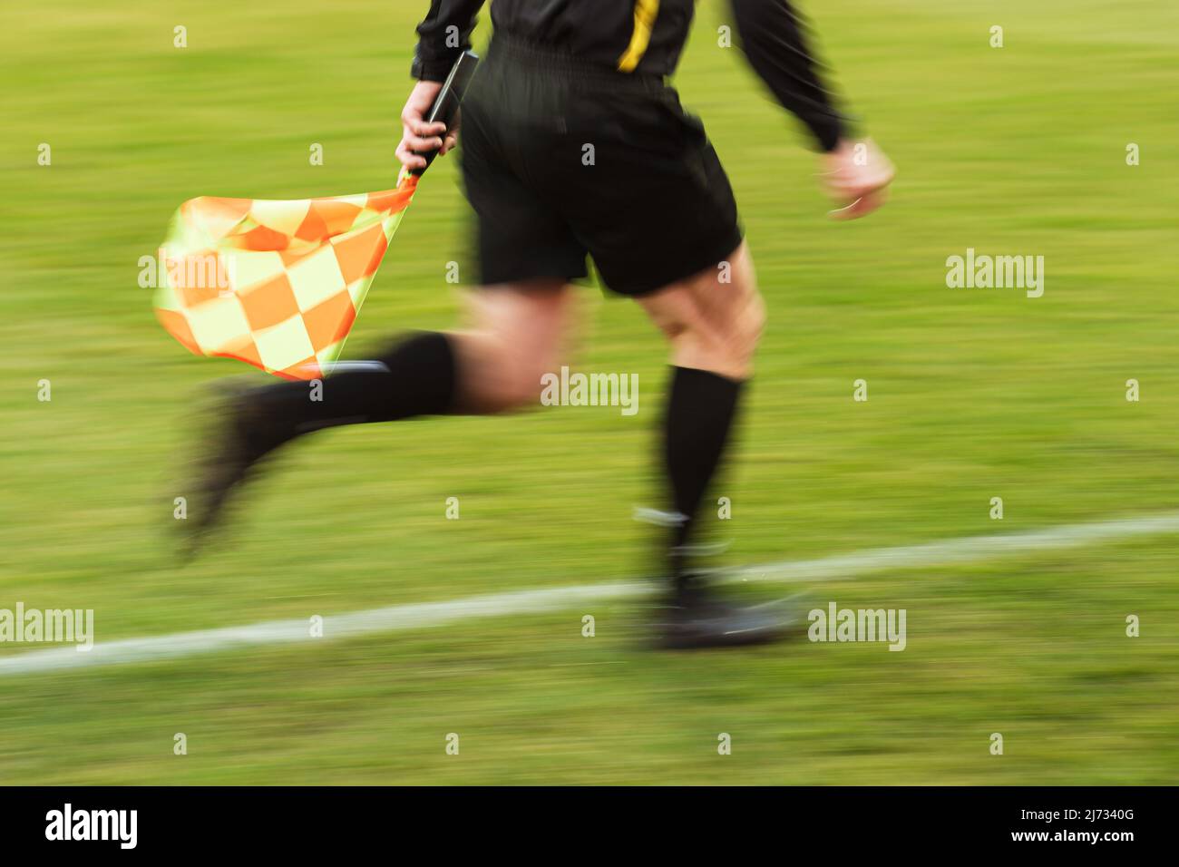 Assistente arbitro durante la partita di calcio Foto Stock Assistente arbitro durante la partita di calcio Foto Stock