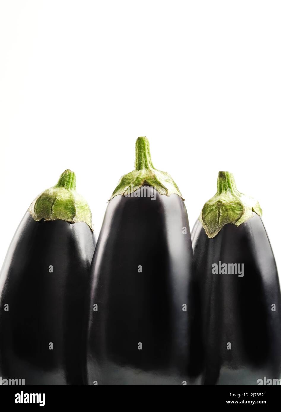 Primo piano di melanzane appena raccolte su sfondo chiaro Foto Stock