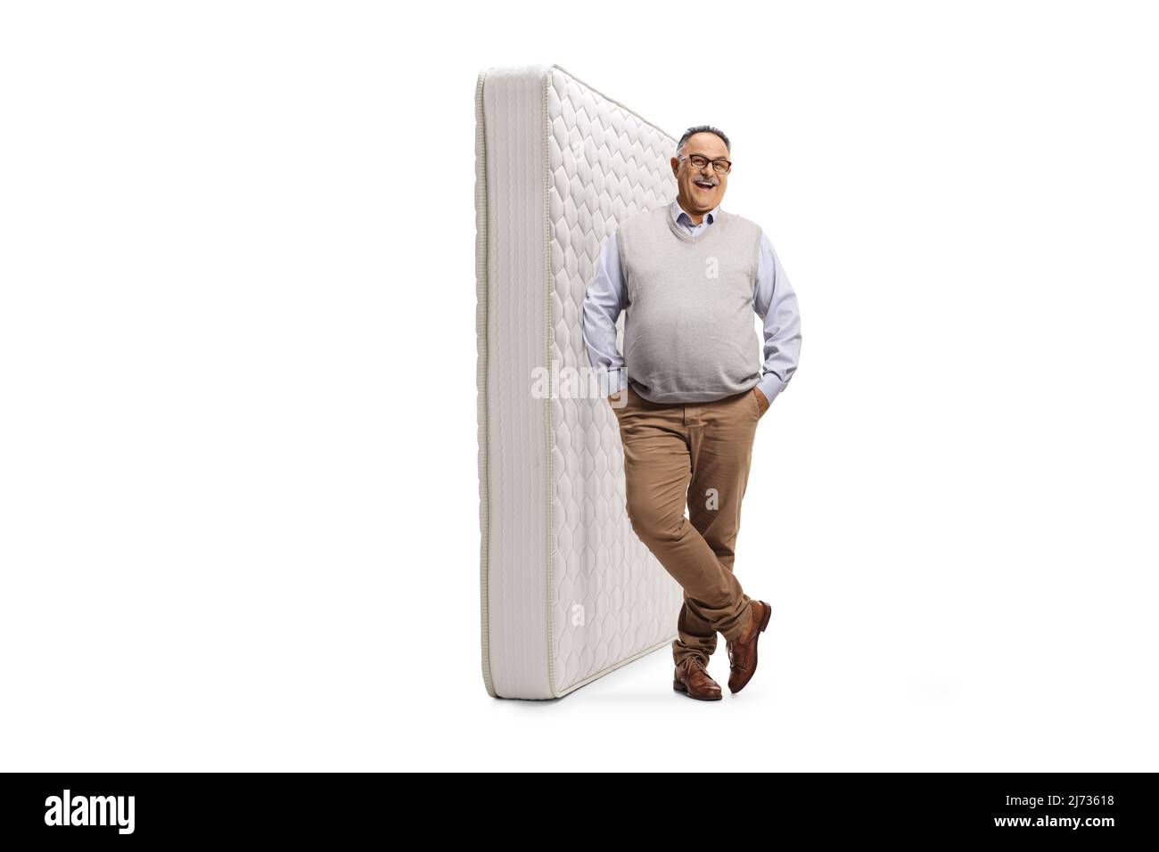 Ritratto a tutta lunghezza di un uomo maturo appoggiato su un materasso isolato su sfondo bianco Foto Stock